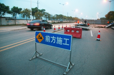 前方施工牌.jpg
